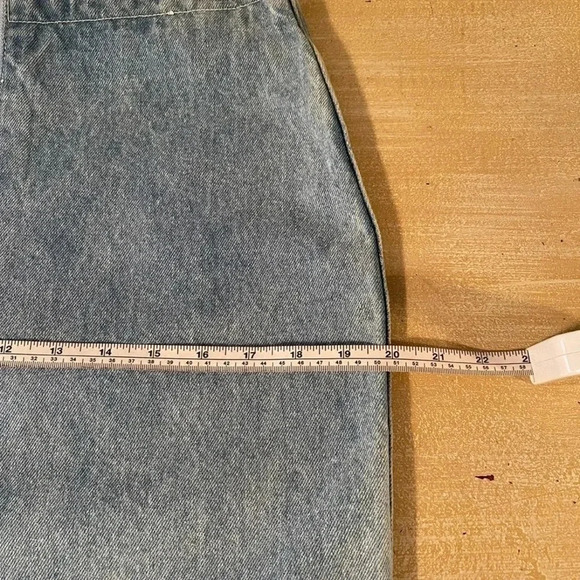 Vintage 80’s Sierra West denim skirt with zipper in front. 
Size:11 - Picture 6 of 9